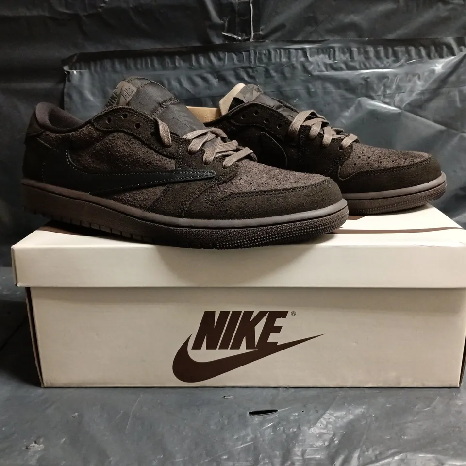 BOXED PAIR OF NIKE AIR JORDAN 1 RETRO LOW TRAVIS SCOTT TRAINERS IN BROWN SIZE UK 9