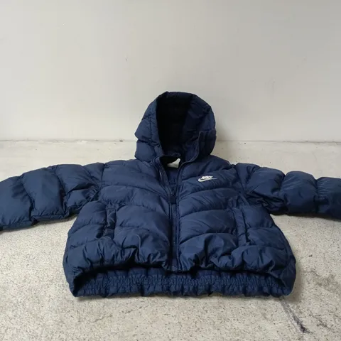 NIKE THERMA-FIT PUFFER JACKET – NAVY, KIDS’ MEDIUM (137–147 CM)