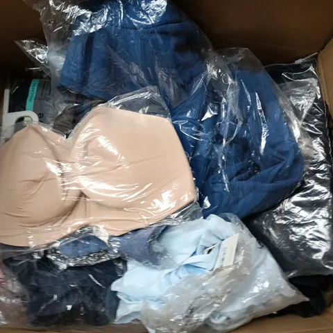 APPROXIMATELY 30 ASSORTED CLOTHING ITEMS IN VARIOUS SIZES, STYLES & COLOURS TO INCLUDE BRANDS SUCH AS M&S, REGATTA, ADIDAS, ETC - COLLECTION ONLY