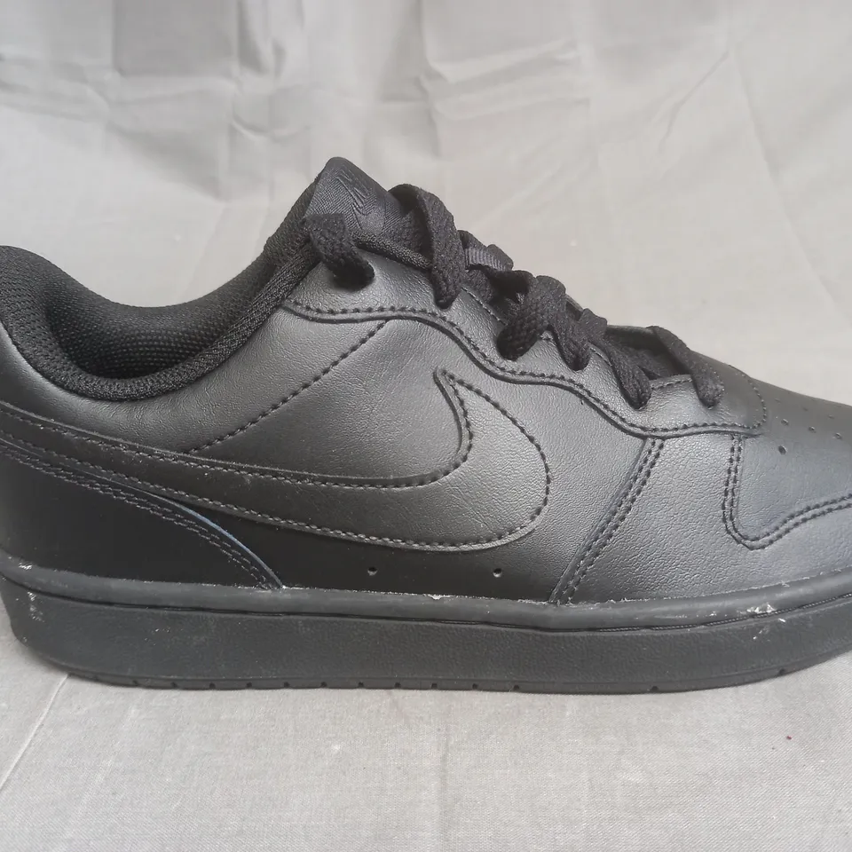PAIR OF NIKE AIRFORCE IN BLACK SIZE UK 6