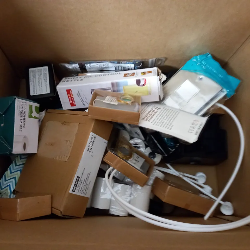 LOT OF ASSORTED HOUSEHOLD ITEMS TO INCLUDE FRAGRANCED CANDLE, WIRE COIL AND ADDRESS LABELS