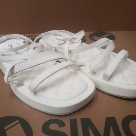 BOX CONTAINING APPROXIMATELY 6 PAIRS OF SIMPLY BE WHITE PHOEBE EX WIDE SANDALS - SIZE 9
