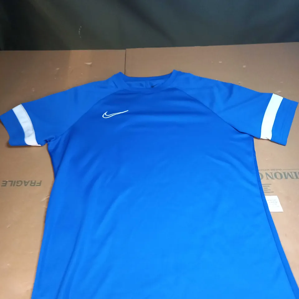 NIKE LOGO T-SHIRT SIZE L