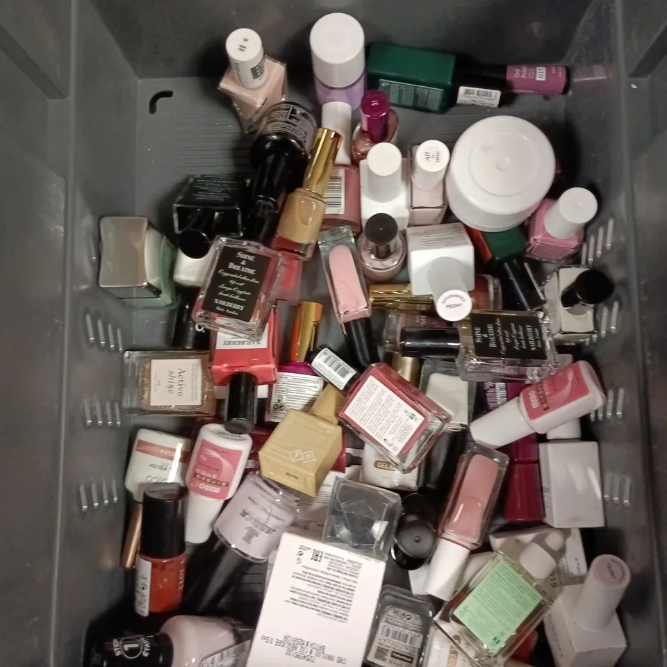 APPROXIMATELY 20 BOTTLES OF NAIL VARNISH TO INCLUDE SALLY HANSEN, FLOURISH AND MANICURIST