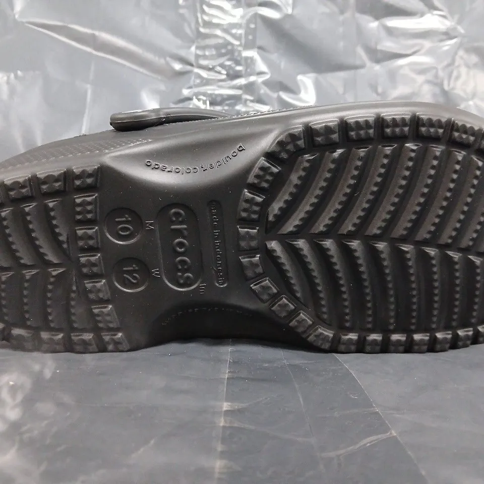 PAIR OF CROCS CLASSIC CLOGS IN BLACK SIZE UK M9/W10