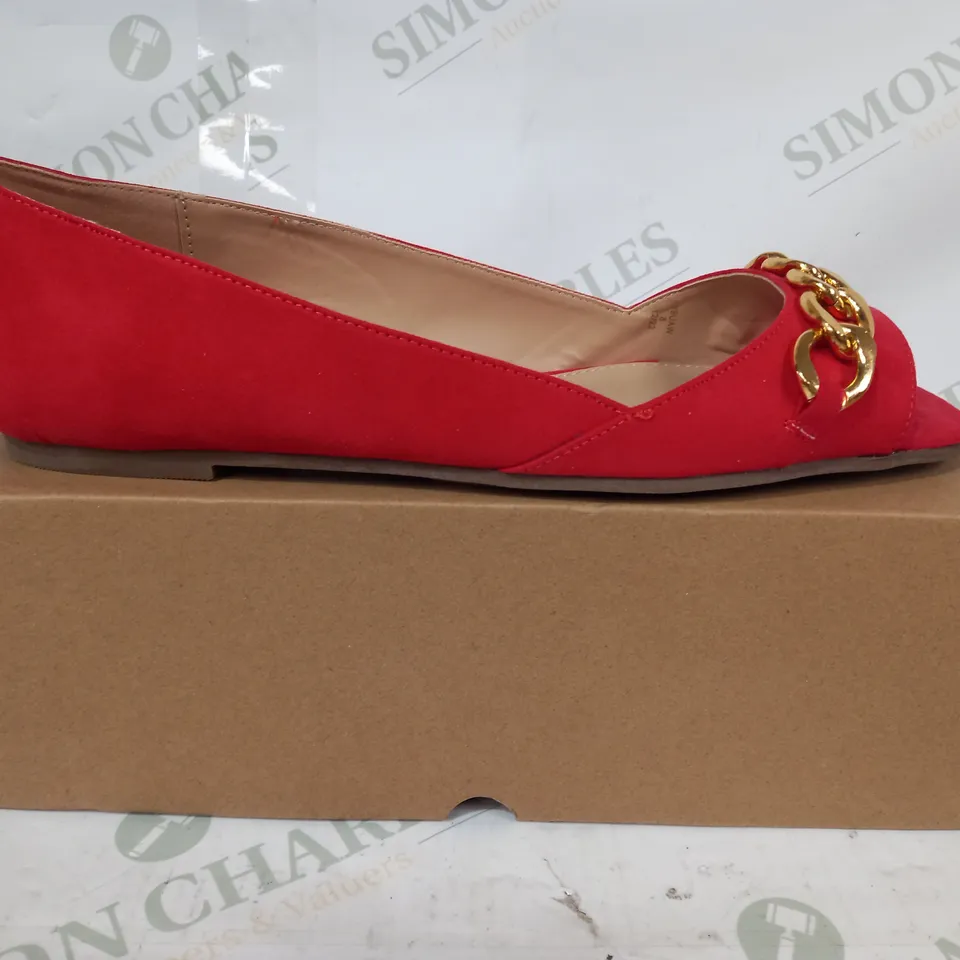 BOXED PAIR OF BY V BY VERY OPEN TOE FLAT SHOES IN RED W. GOLD EFFECT CHAIN EU SIZE 41