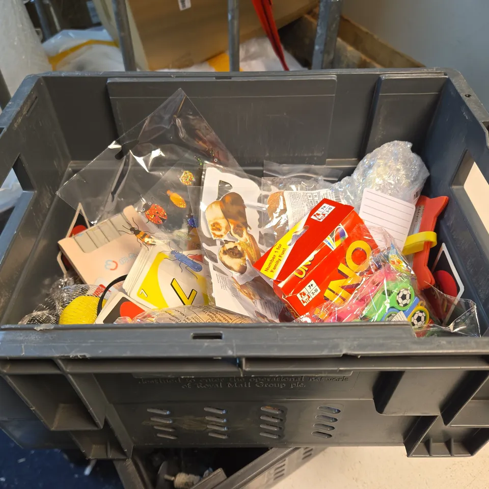 LARGE QUANTITY OF TOYS AND ACCESSORIES TO INCLUDE; UNO, PLAYING CARDS, SPARK IDEAS, DEFENDER VERSION TRANSFORMERS, FABER CASTELL COLOUR PENCILS AND RUBBER DUCKS