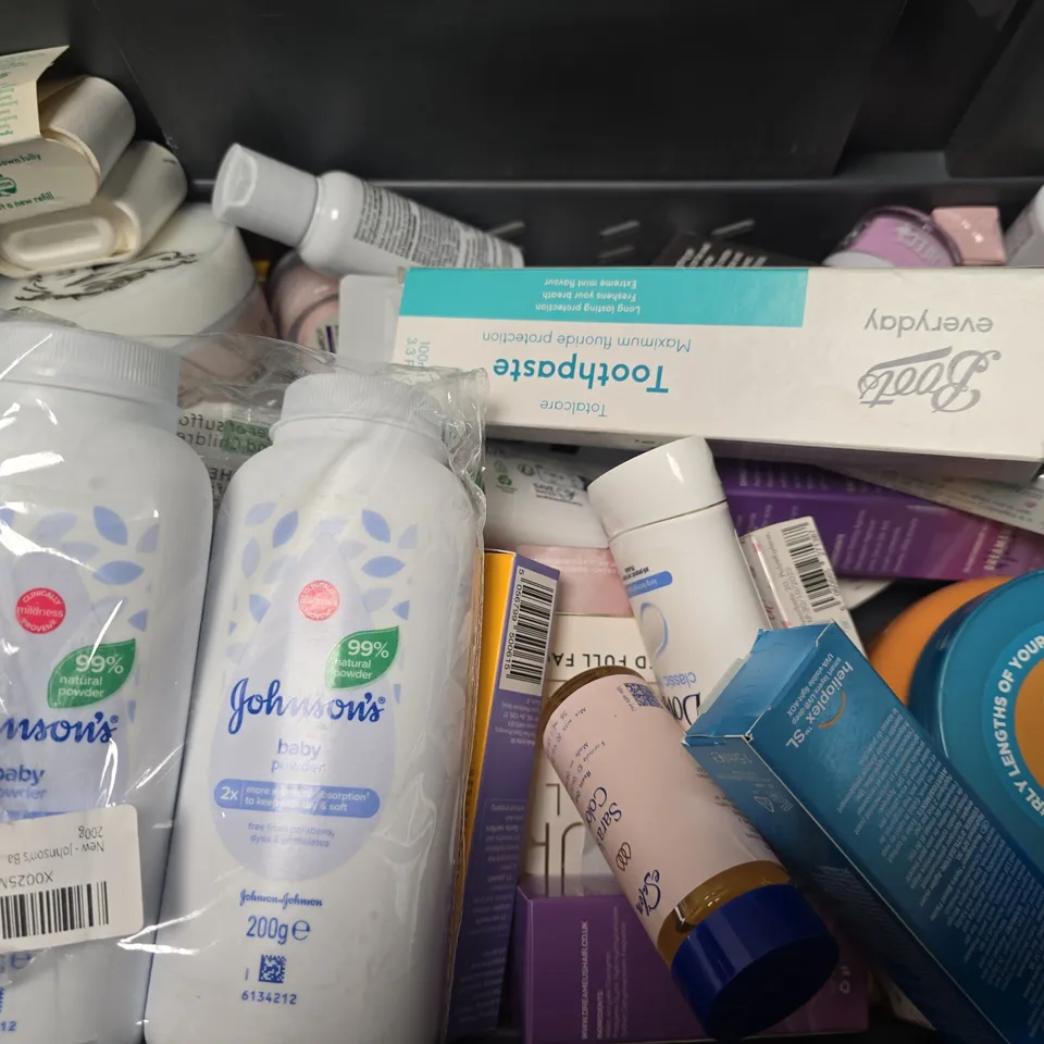 APPROXIMATELY 13 ASSORTED HEALTH & BEAUTY ITEMS TO INCLUDE - CERAVE BLEMISH CONTROL CLEANSER ,  BOOTS MICELLAR , COLGATE TOTAL TOOTHPASTE ETC