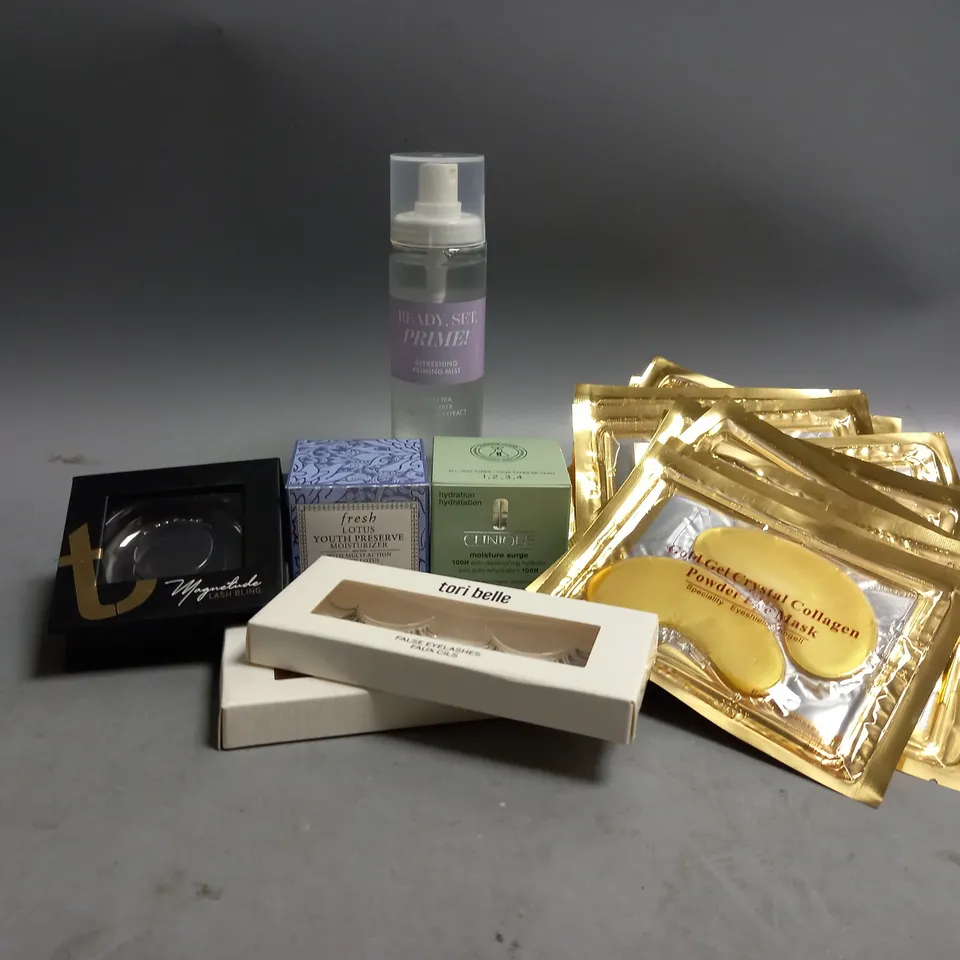 APPROXIMATELY 25 ASSORTED HEALTH AND BEAUTY PRODUCTS TO INCLUDE TORI BELLE MAGNETUDE LASH BLING, CLINIQUE MOISTURE SURGE, GOLD GEL CRYSTAL COLLAGEN POWDER EYE MASK