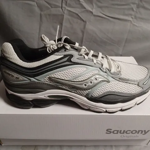BOXED PAIR OF SAUCONY ORIGINALS SNEAKERS – UK SIZE 9