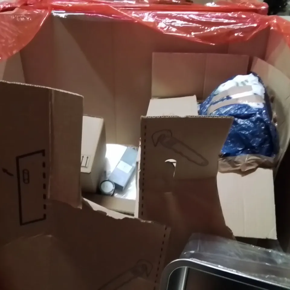 PALLET OF ASSORTED ITEMS INCLUDING:TOILET SEAT,TRASH CAN,CAT LITTER TRAY 