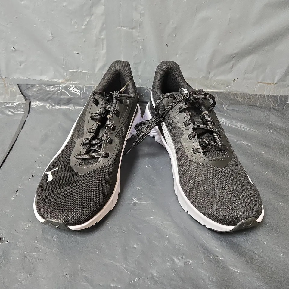 UNBOXED PAIR OF PUMA FLEX FOCUS TRAINERS IN BLACK/WHITE - UK 8
