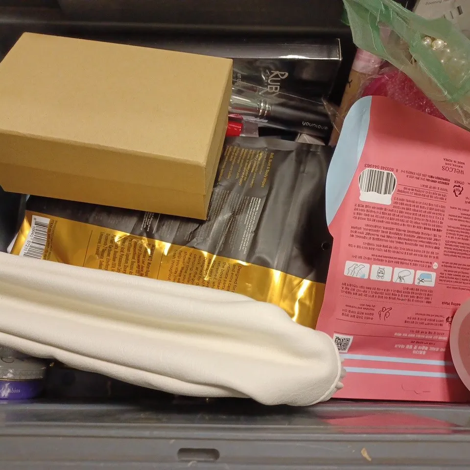 BOX OF APPROX 15 ASSORTED HEALTH AND BEAUTY ITEMS TO INCLUDE - REVOLUTION RAPID TAB ACTIVE - MOLTON BROWN SHOWER GEL - LANCOME JUICY TUBES 05 ECT