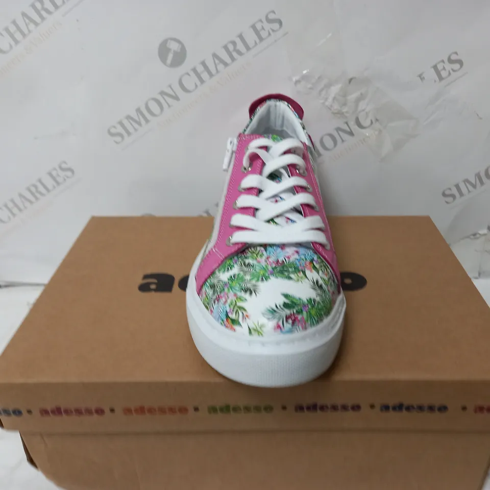 BOXED PAIR OF ADESSO FAYE ZIP TRAINERS IN WHITE/PINK - SIZE 6