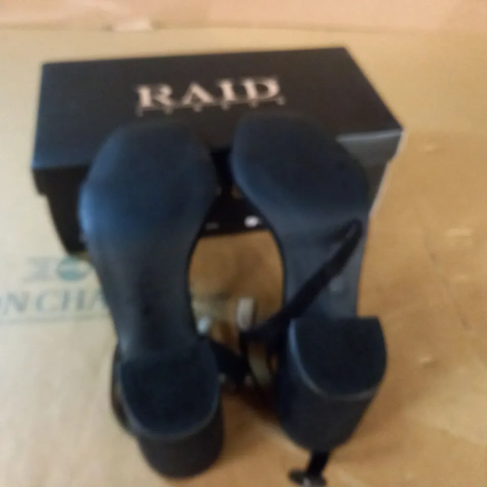 PAIR OF RAID BLOCK HEELED SHOES - 7