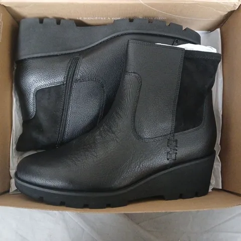 BLACK LEATHER CHELSEA BOOTS WITH WEDGE SOLE SIZE 6 