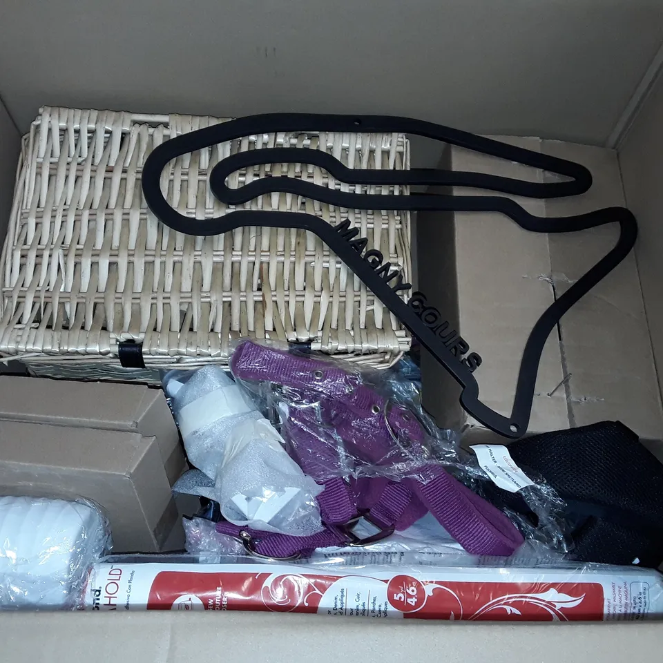 LARGE QUANTITY OF ASSORTED HOUSEHOLD ITEMS TO INCLUDE BLACKOUT PRIVACY FILTER, STAR WARS FIGURE AND ZIPPED NOTEBOOK