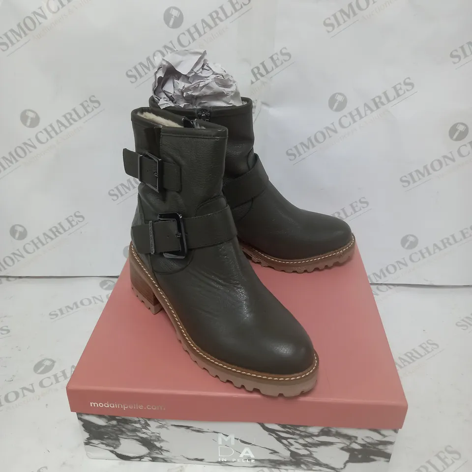 BOXED MODA IN PELLE CORNELIA BIKER BOOTS KHAKI SIZE 5
