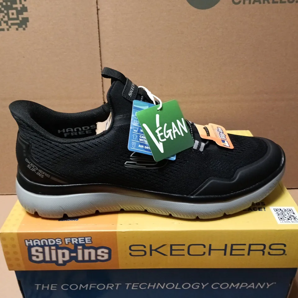BOXED PAIR OF SKECHERS SUMMITS TOP RATE TRAINERS IN BLACK - UK 7