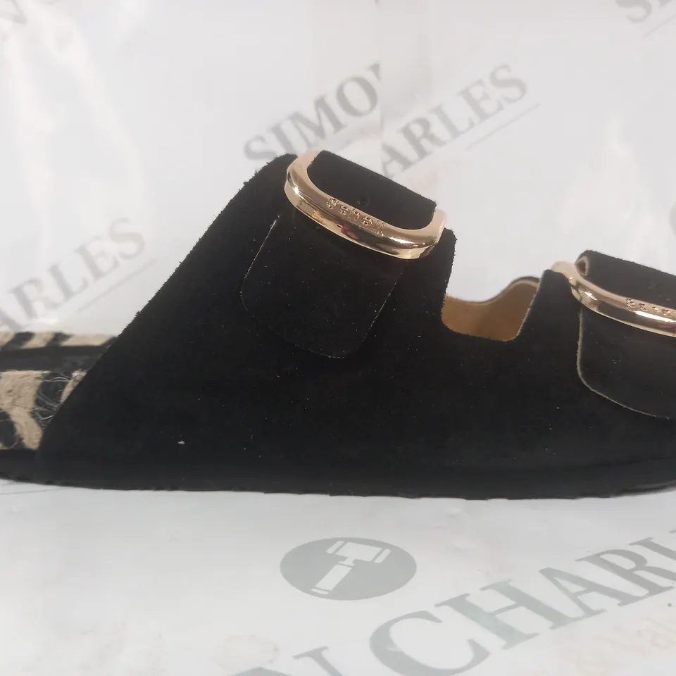 BOXED PAIR OF SCHOLL OPEN TOE SANDALS IN BLACK SIZE 6