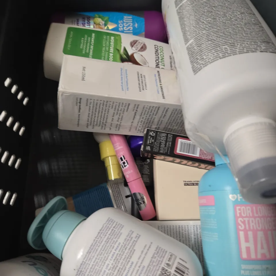 APPROXIMATELY 15 ASSORTED HEALTH & BEAUTY PRODUCTS TO INCLUDE MOUTHWASH, SKIN CLEANER, HAIR REMOVER ETC 