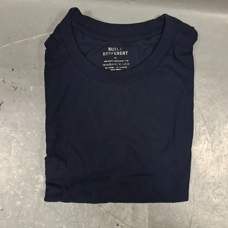 BUILT DIFFERENT CREW NECK T-SHIRT IN NAVY SIZE XL