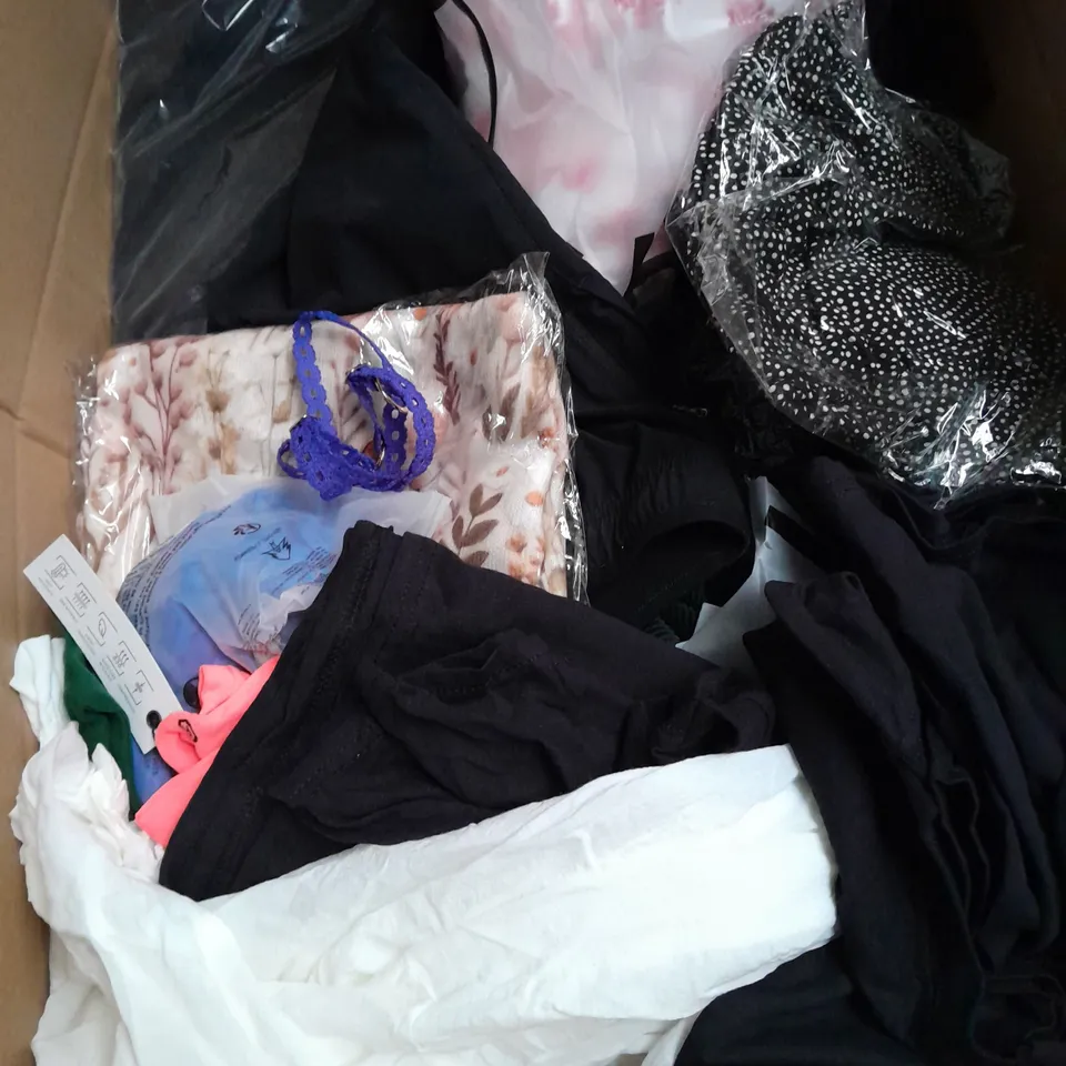 APPROXIMATELY 25 ASSORTED CLOTHING ITEMS IN VARIOUS SIZES TO INCLUDE - GLOVES , SOCKS , T-SHIRT ETC