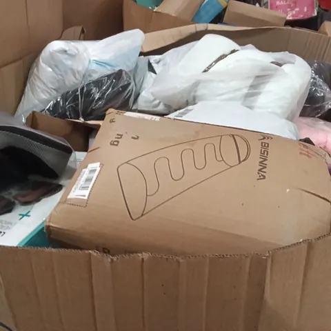 PALLET CONTAINING A LARGE QUANTITY OF PILLOWS