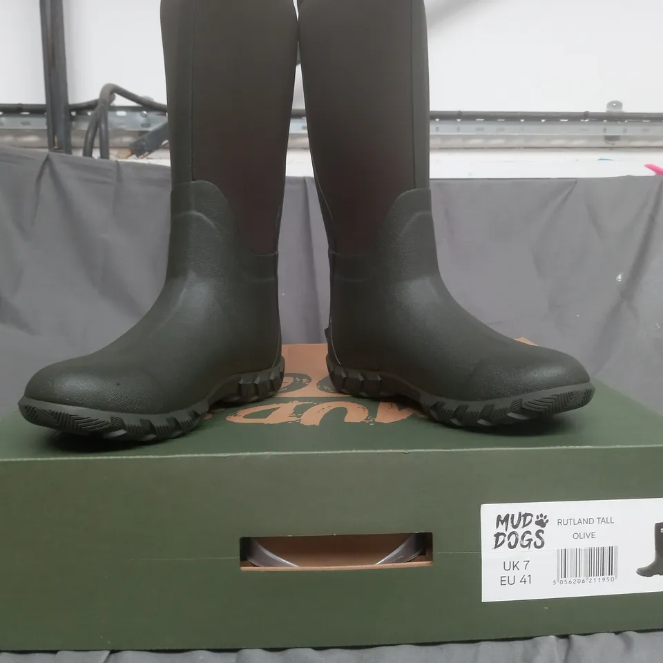 BOXED PAIR OF MUD DOGS WELLINGTON BOOTS IN OLIVE UK SIZE 7