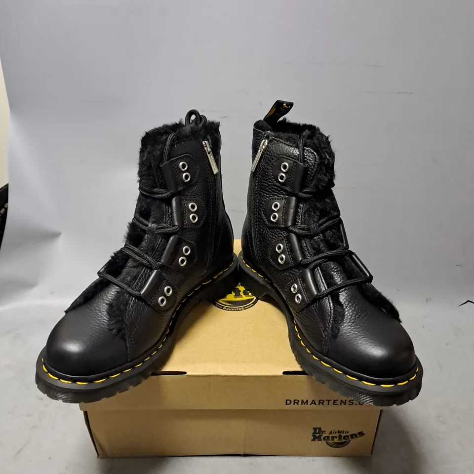 BOXED PAIR OF DR MARTENS WARMAIR LINED BOOT IN BLACK SIZE 7