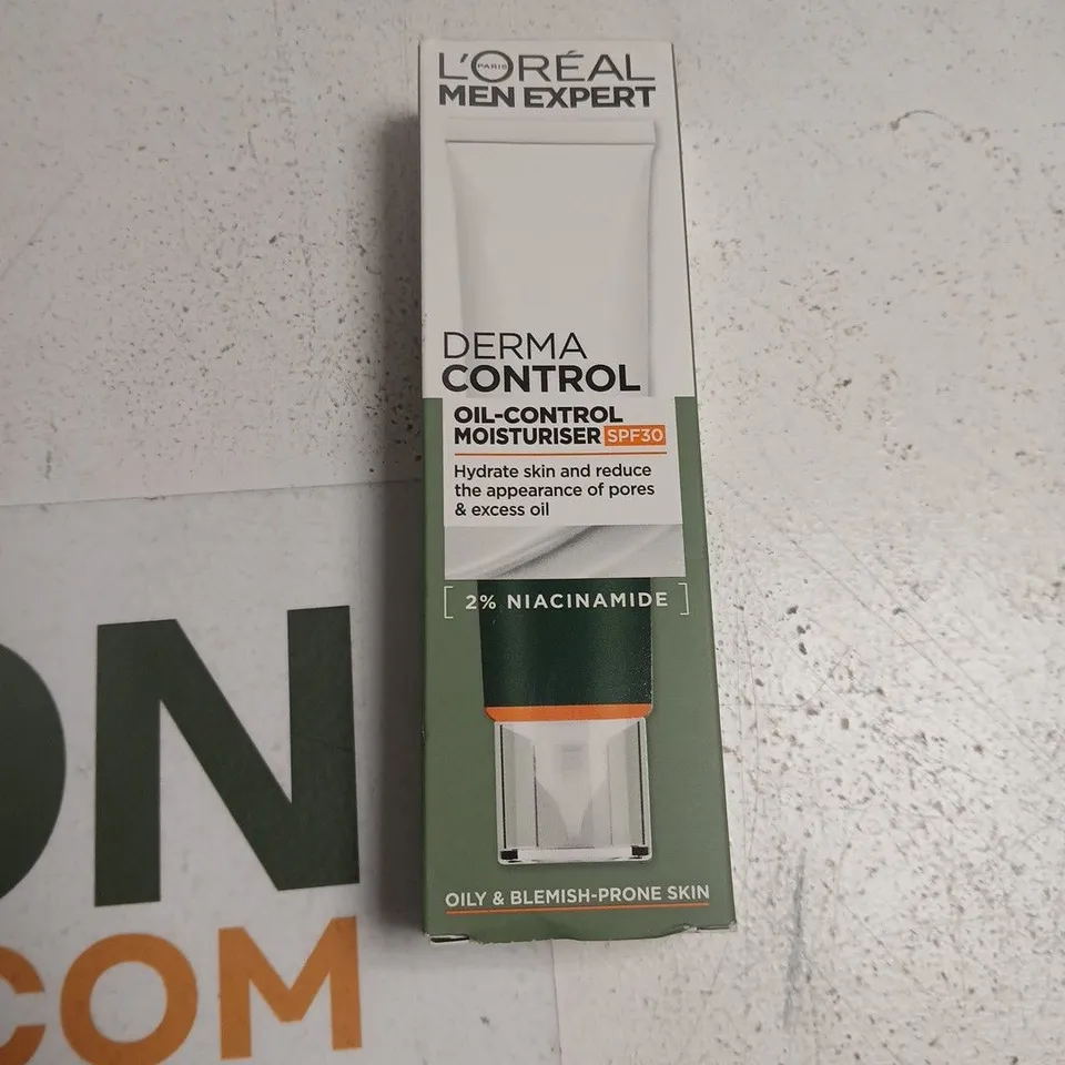 TOTE OF APPROXIMATELY 14 ASSORTED HEALTH AND BEAUTY ITEMS TO INCLUDE: LOREAL MEN OIL CONTROL MOISTURISER 