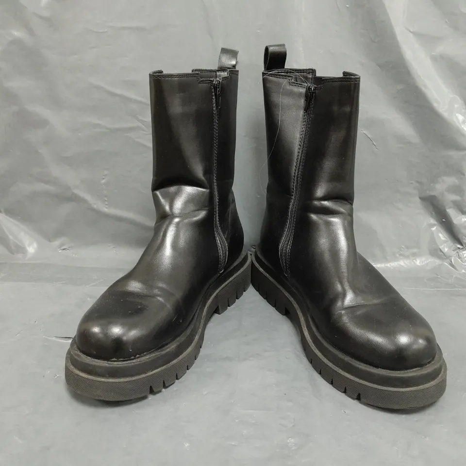 BOXED PAIR OF UNBRANDED ANKLE BOOTS IN BLACK SIZE 6