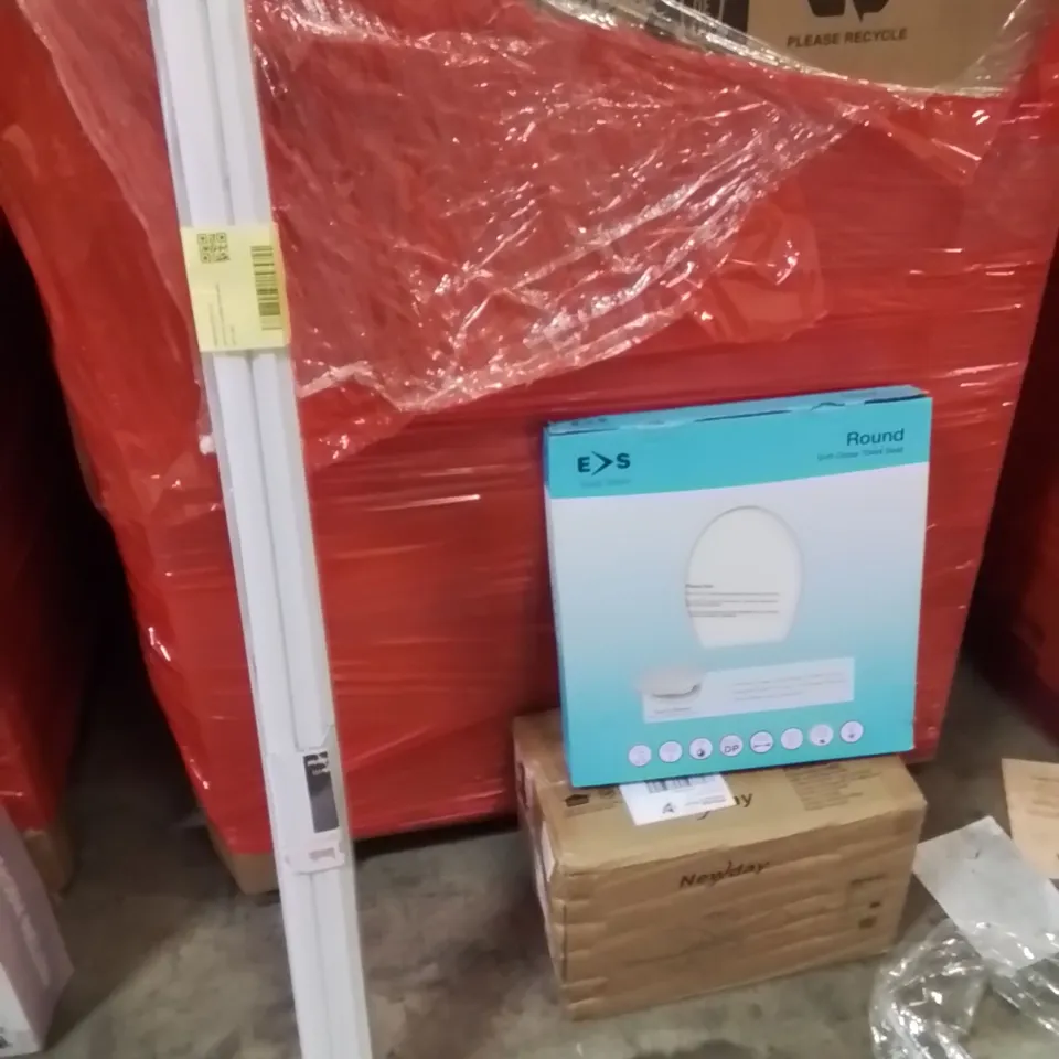 PALLET OF ASSORTED HOUSEHOLD GOODS AND PRODUCTS TO INCLUDE;TOILET SEAT,ROLLER BLIND,CEILING FAN