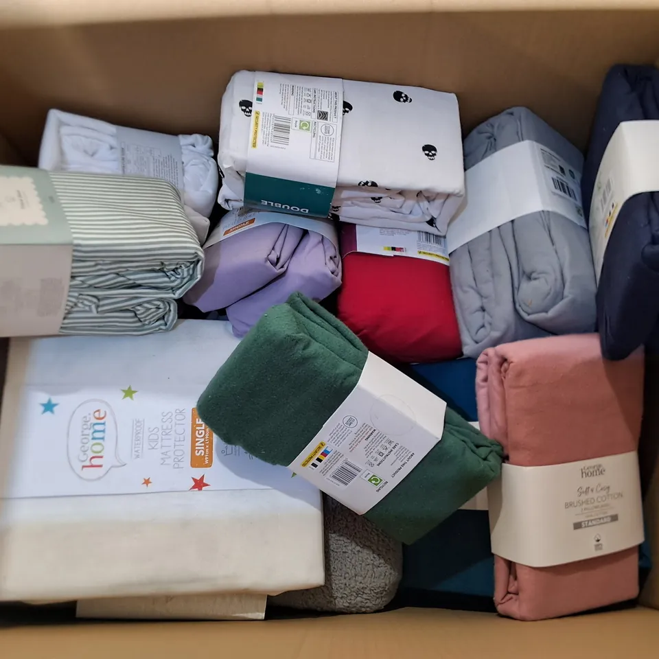 LOT OF APPROXIMATELY 20 ASSORTED BEDDING AND SOFT FURNISHING ITEMS TO INCLUDE DUVETS AND SHEETS 
