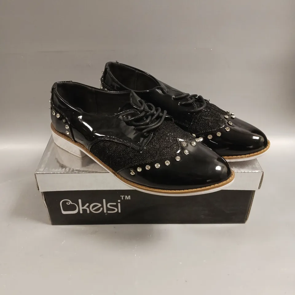 BOXED PAIR OF KELSI LACED SEQUINED SHOES IN BLACK - 4