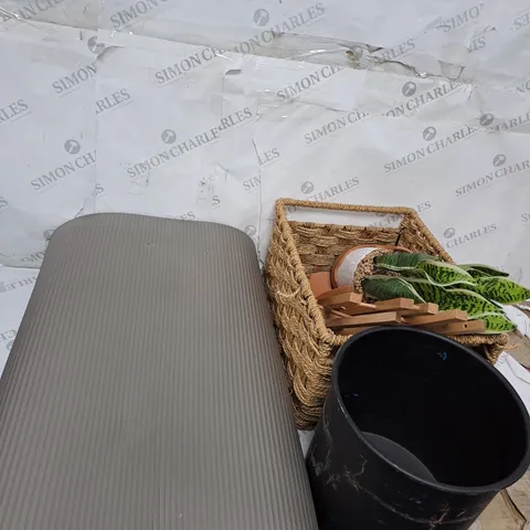 LARGE BOX OF ASSORTED HOUSEHOLD ITEMS TOO INCLUDE DECORATIVE PLANTS , BASKETS AND MATS