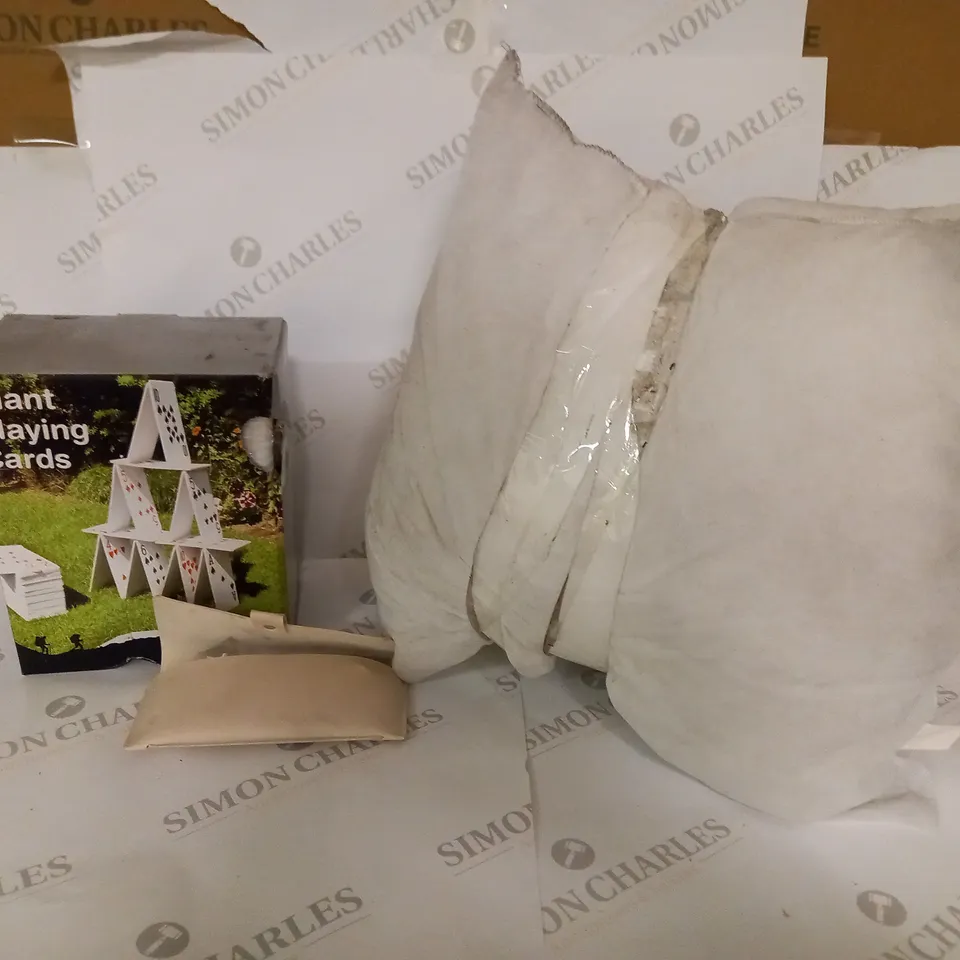 BOX OF APPROX 10 ITEMS INCLUDING LARGE PLAYING CARDS, TEDDY BEAR PLUSH BLANKET AND PAIR OF SCATTER CUSHIONS