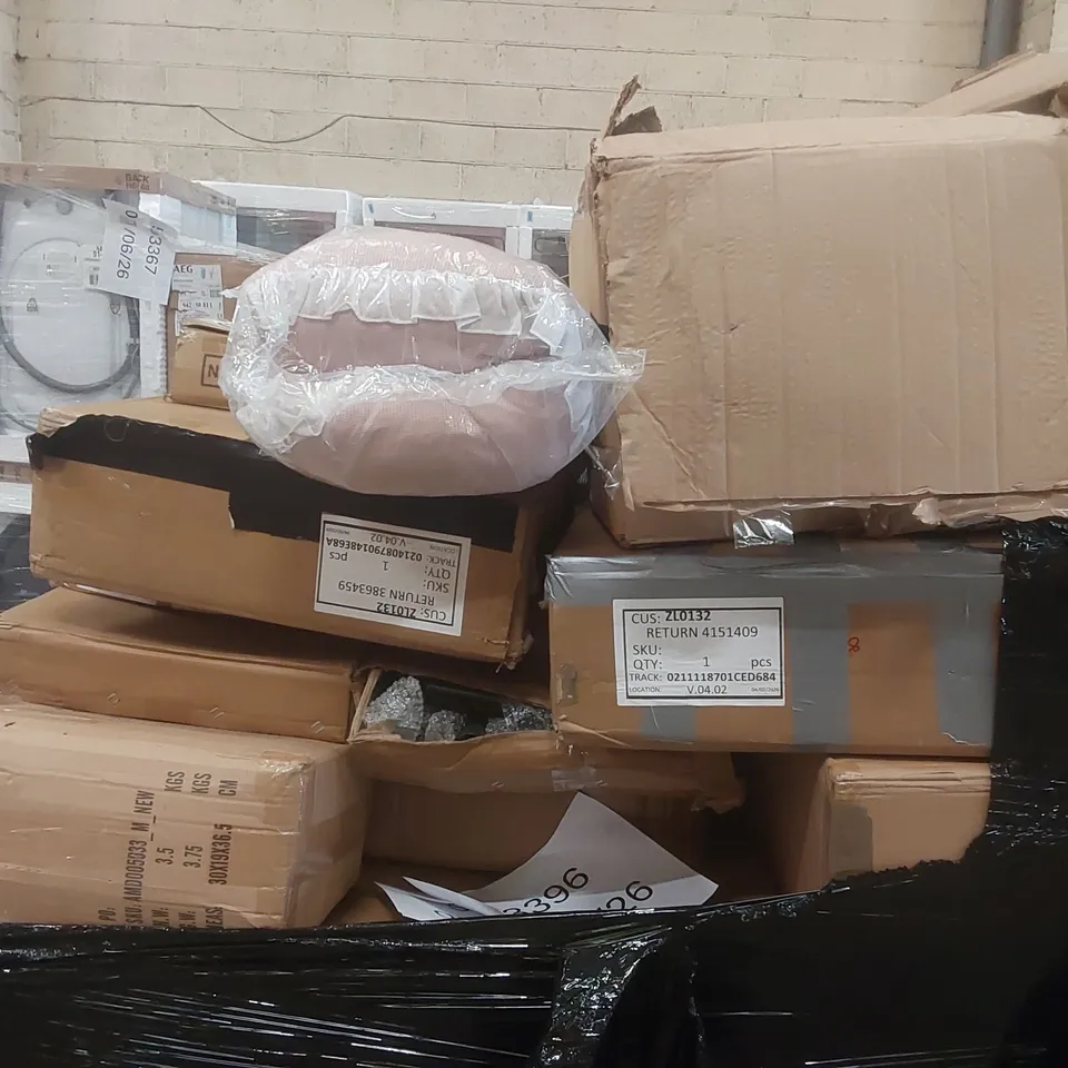 PALLET CONTAINING A LARGE QUANTITY OF ASSORTED ITEMS INCLUDING: CAMPING STOVE, HAMMOCK CHAIR STAND, RUBBISH BIN ECT
