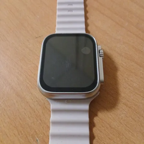 SQUARE SMARTWATCH WITH WHITE SILICONE STRAP – ALUMINIUM CASE