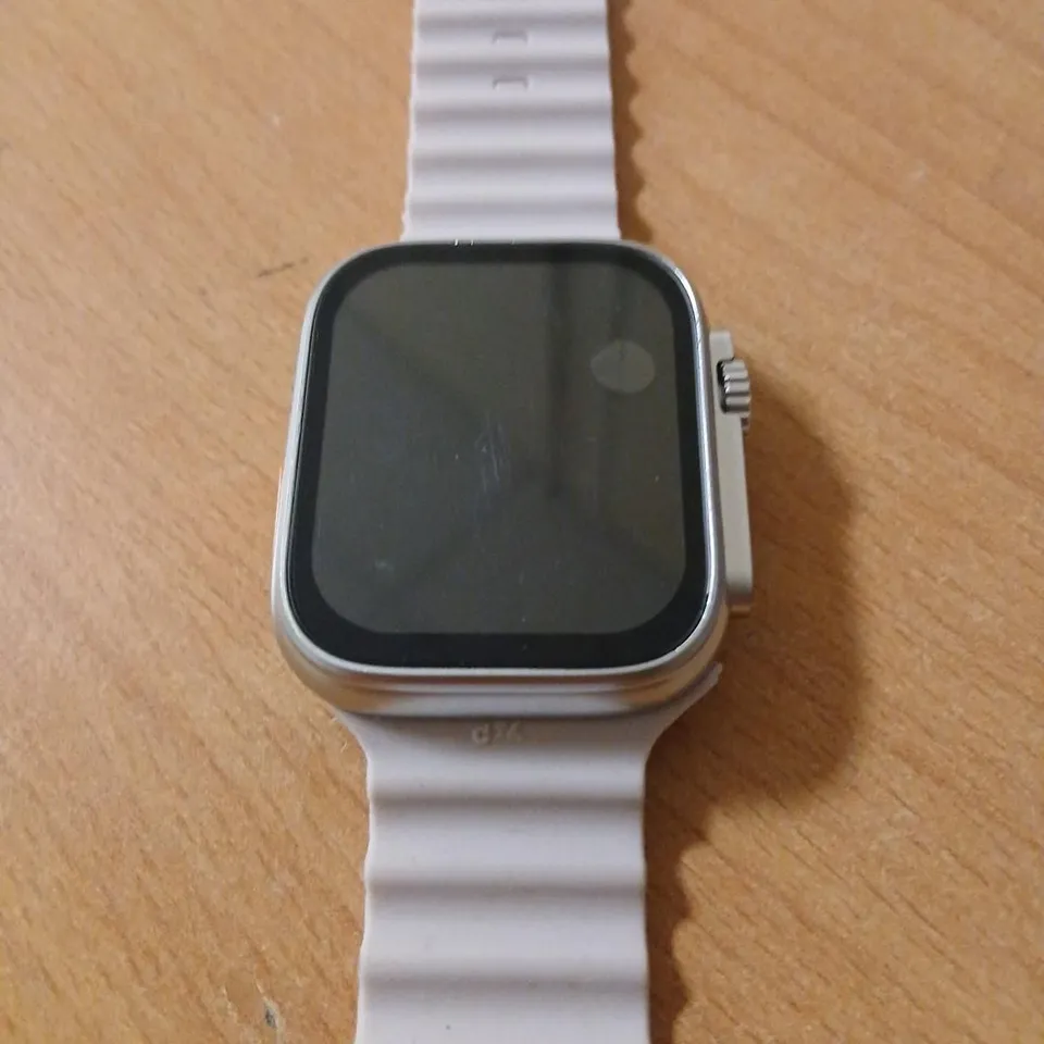 SQUARE SMARTWATCH WITH WHITE SILICONE STRAP – ALUMINIUM CASE