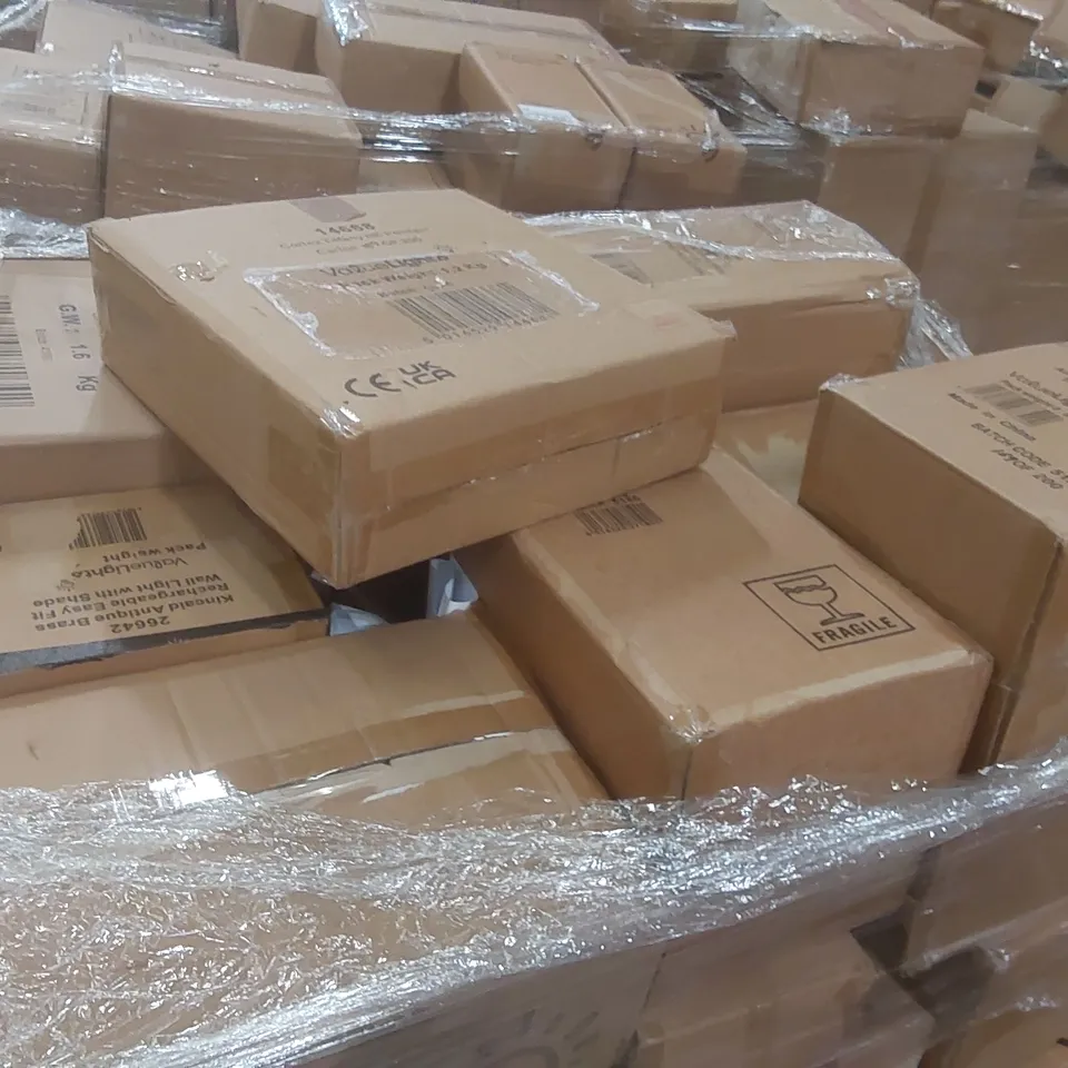 PALLET CONTAINING A VERY LARGE QUANTITY OF HOME LIGHTING PRODUCTS