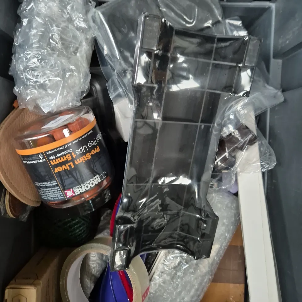 APPROXIMATELY 20 ASSORTED HOUSEHOLD PRODUCTS TO INCLUDE KEYRING, MINI ROLLER, CLEANING CLAY ETC 