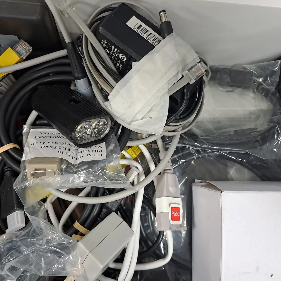 APPROXIMATELY 15 ASSORTED ELECTRICAL ITEMS