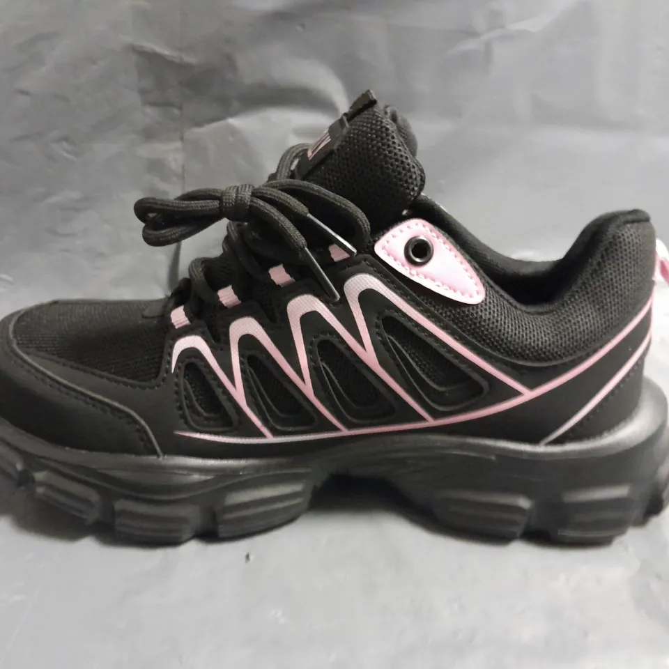 PAIR OF PINK/BLACK SAFETY SHOES - 39