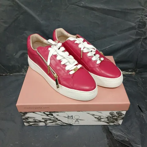 BOXED PAIR OF MODA IN PELLE BALIZE RASPBERRY SHOES - 7
