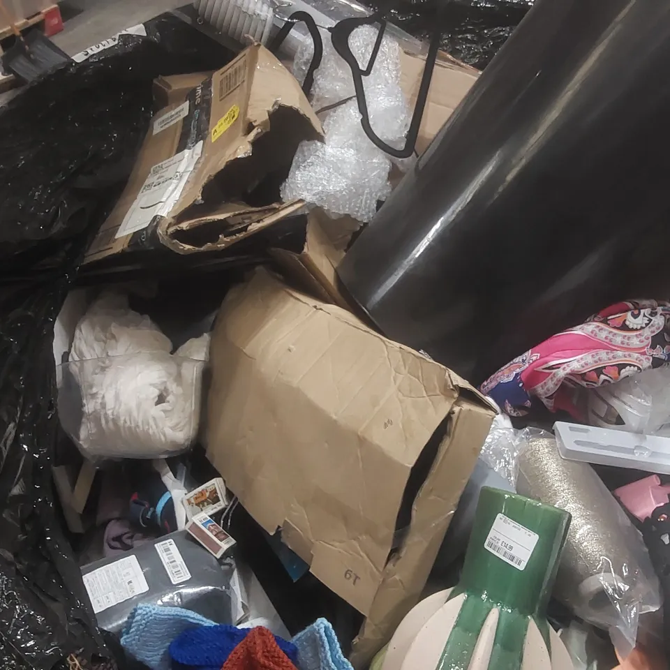 PALLET CONTAINING A VERY LARGE QUANTITY OF ASSORTED ITEMS INCLUDING: CURTAIN POLE, VASE, PENS, SHOES ECT