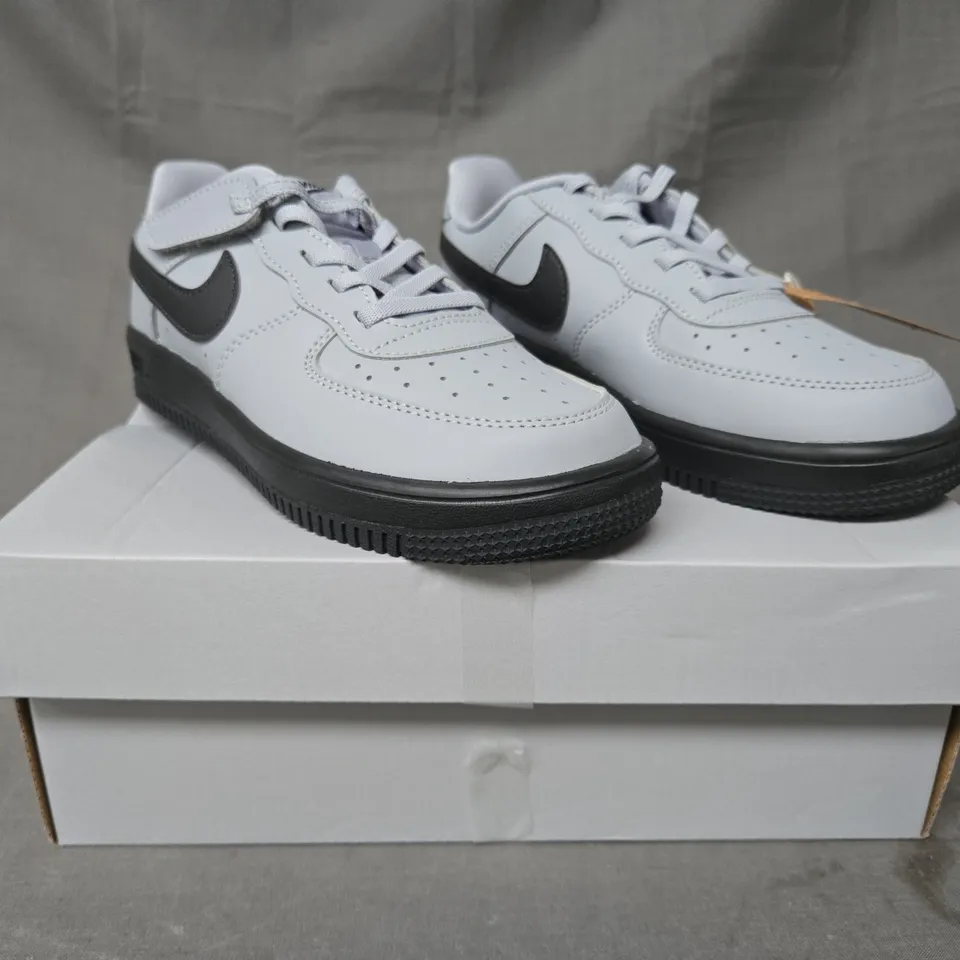 BOXED PAIR OF NIKE FORCE 1 LOW EASYON SHOES IN GREY/BLACK UK SIZE 1.5