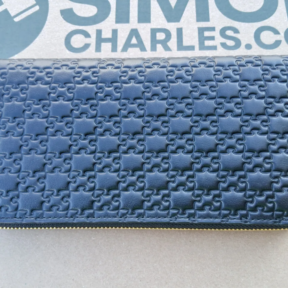 APPROXIMATELY 11 DANIEL DIYERPRYE LEATHER ZIP WALLET WITH CARD SLOTS 