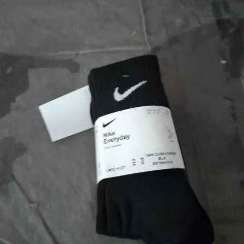 BOX OF APPROXIMATELY 25 ASSORTED CLOTHING ITEMS TO INCLUDE: NIKE SOCKS AND LEVI HAT