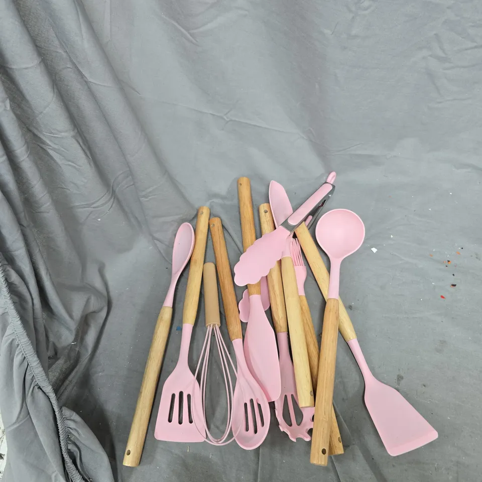 BOX OF APPROXIMATELY 20 ASSORTED HOUSEHOLD ITEMS TO INCLUDE:DOG TOY AND UTENSILS 